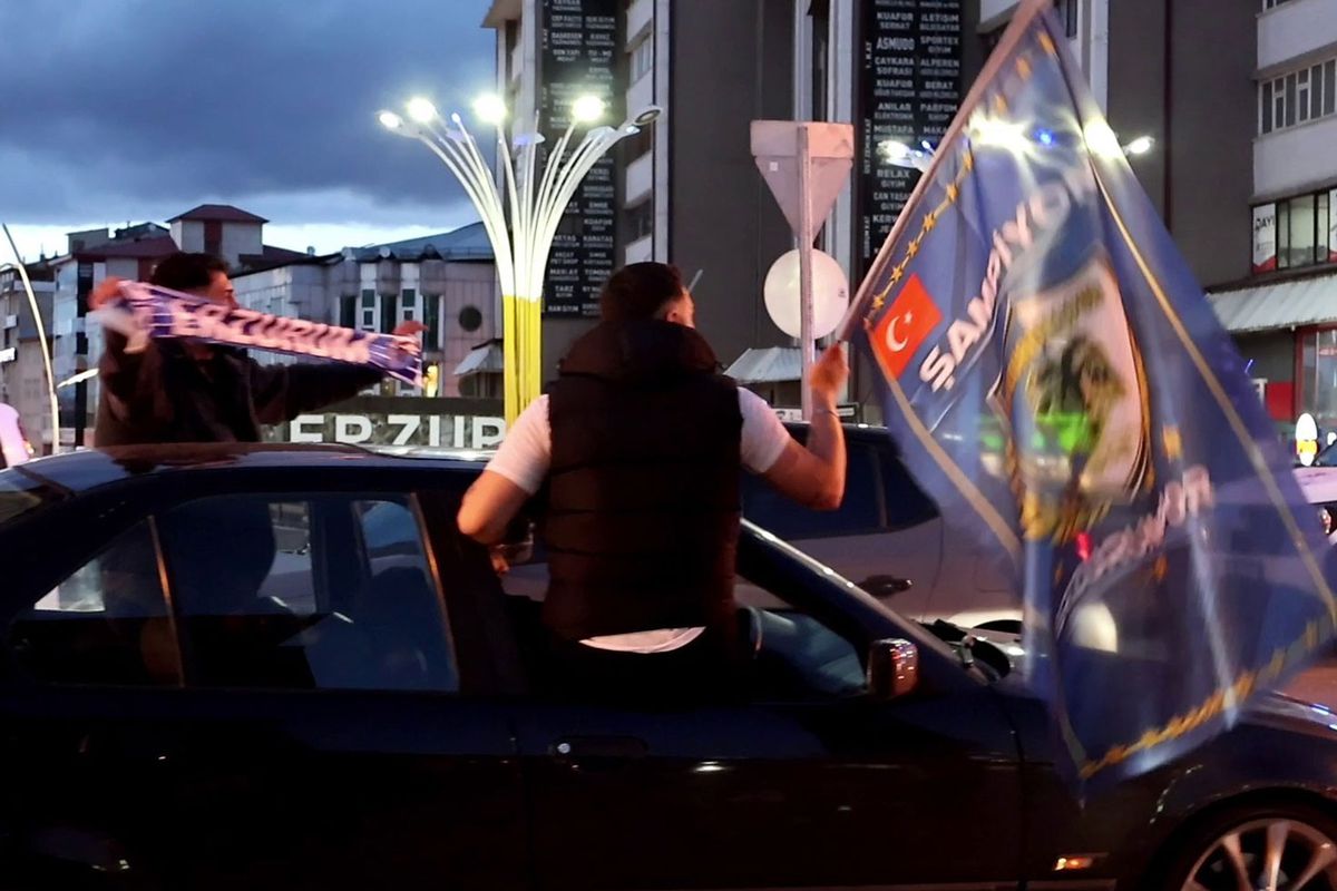 Formalarını giyip bayraklarını çıkarttılar! Şimdiden Süper Lig\'e çıkacak olmanın coşkusunu yaşıyorlar