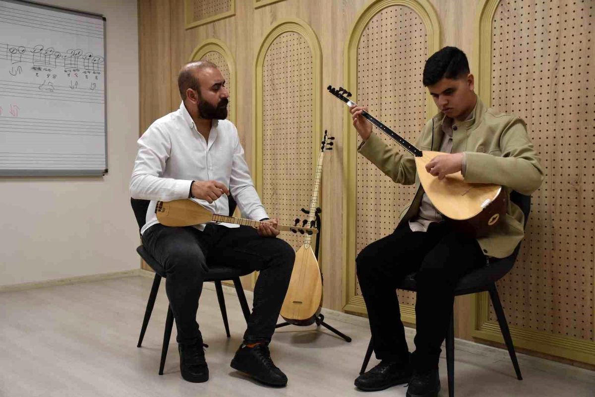 Görme engelli Umut, Aşık Veysel\'in yolundan gidiyor