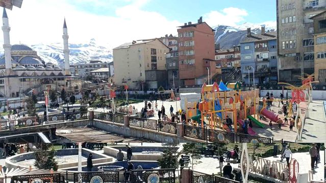Hakkari'de Parklar Şenlendi