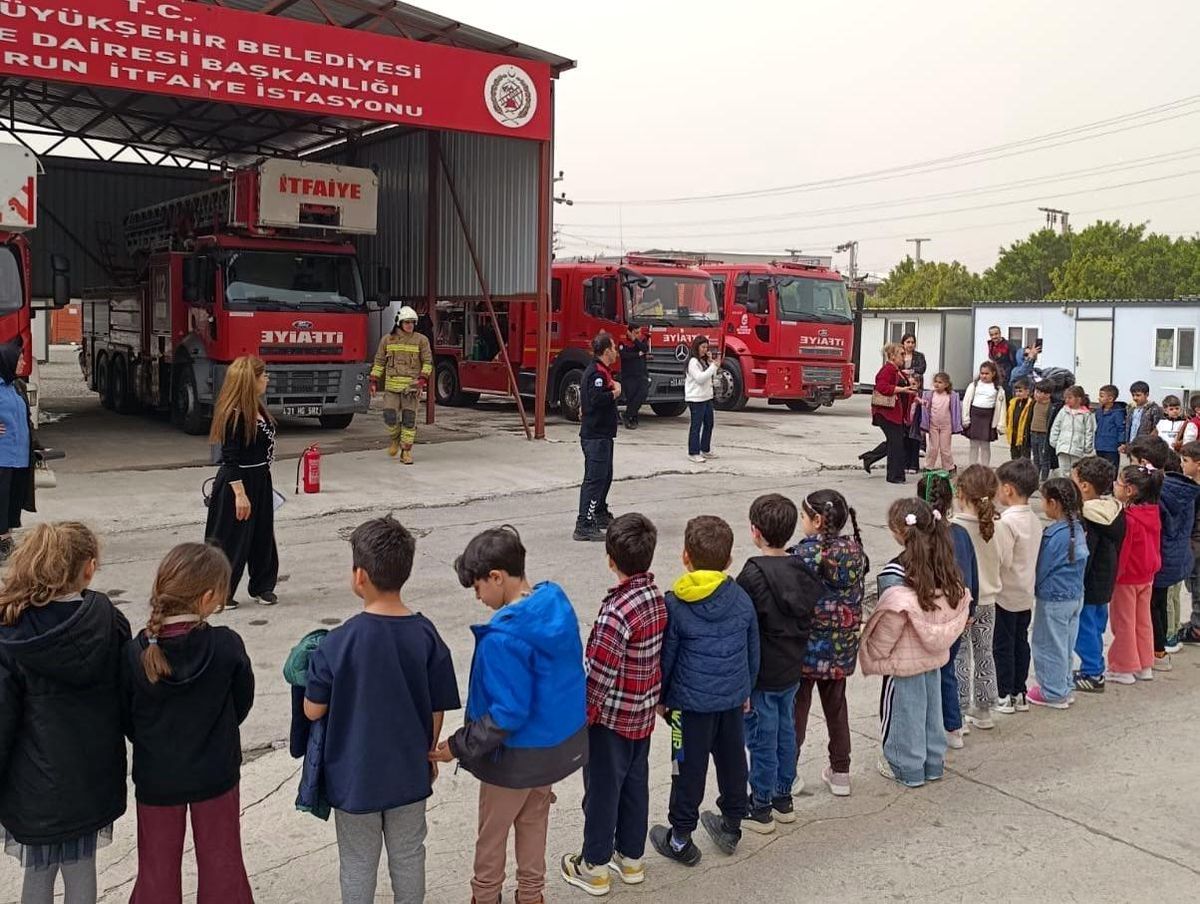 İlkokul öğrencilerinden itfaiye istasyonuna ziyaret