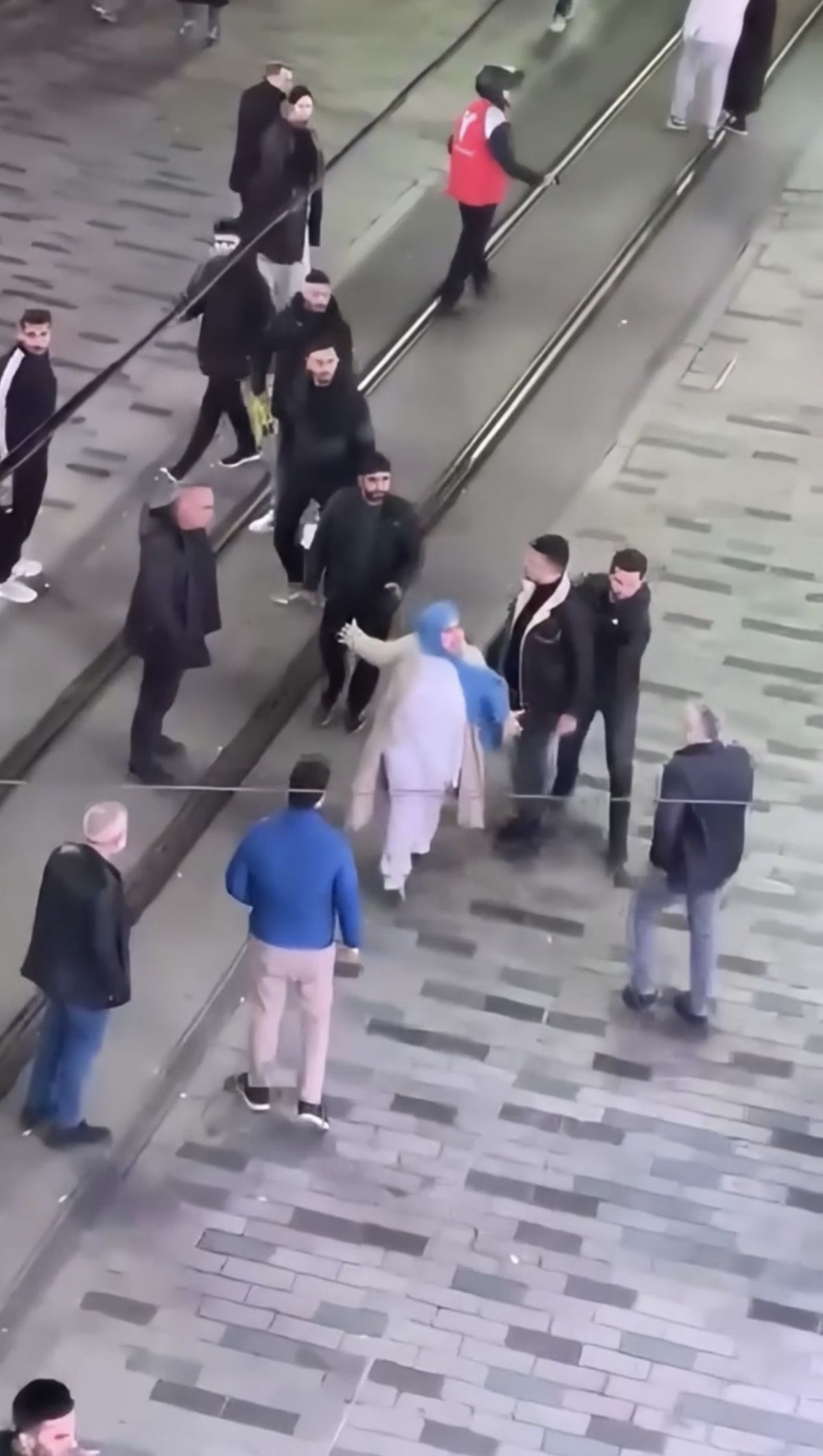 Taksim\'de feci kavga! Teyze de dahil olunca ortalık iyice karıştı