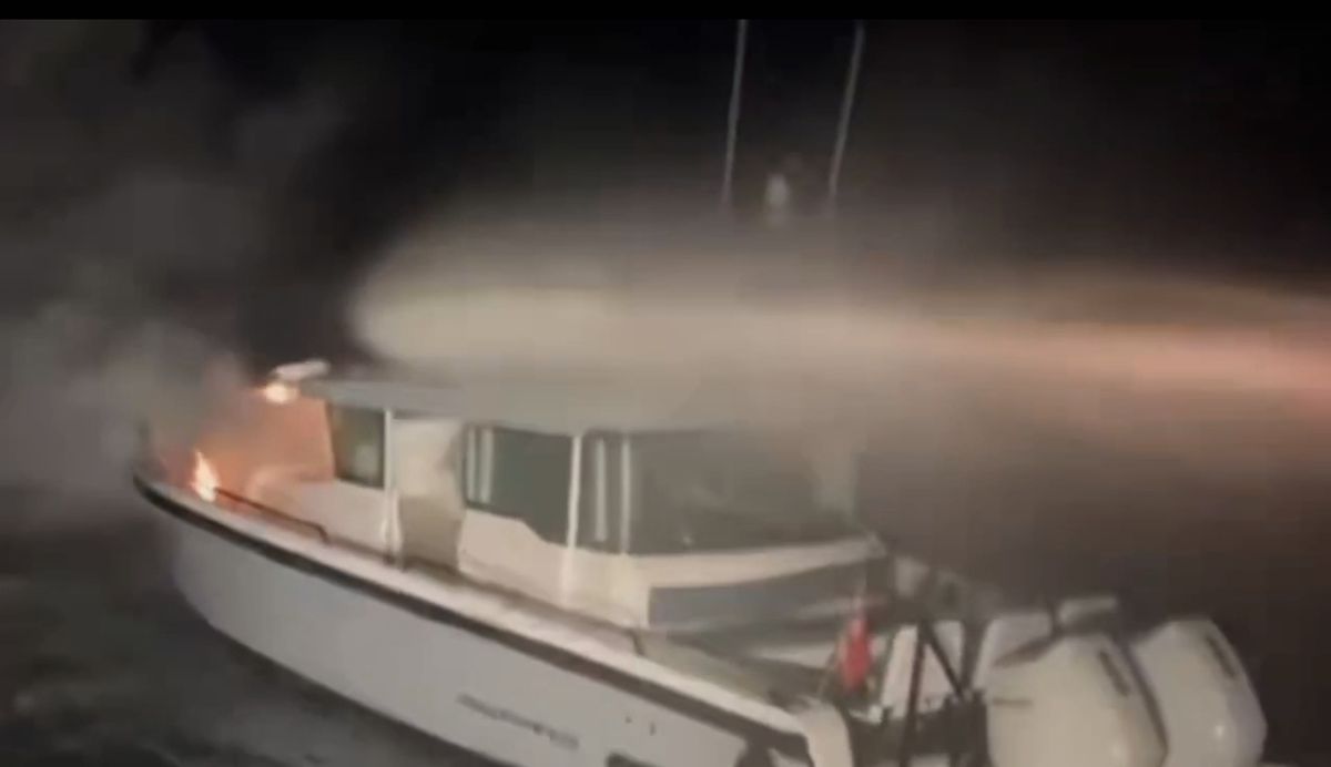 Kadıköy\'de Tekne Yangını Söndürüldü