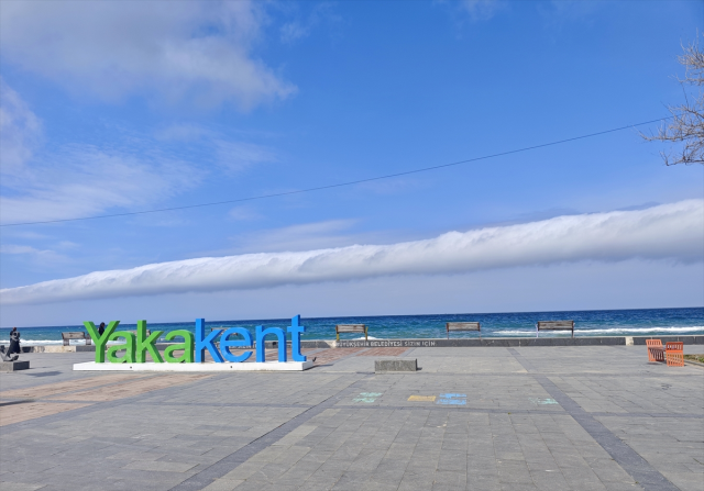 Karadeniz'de nadir görülen rulo bulut oluştu