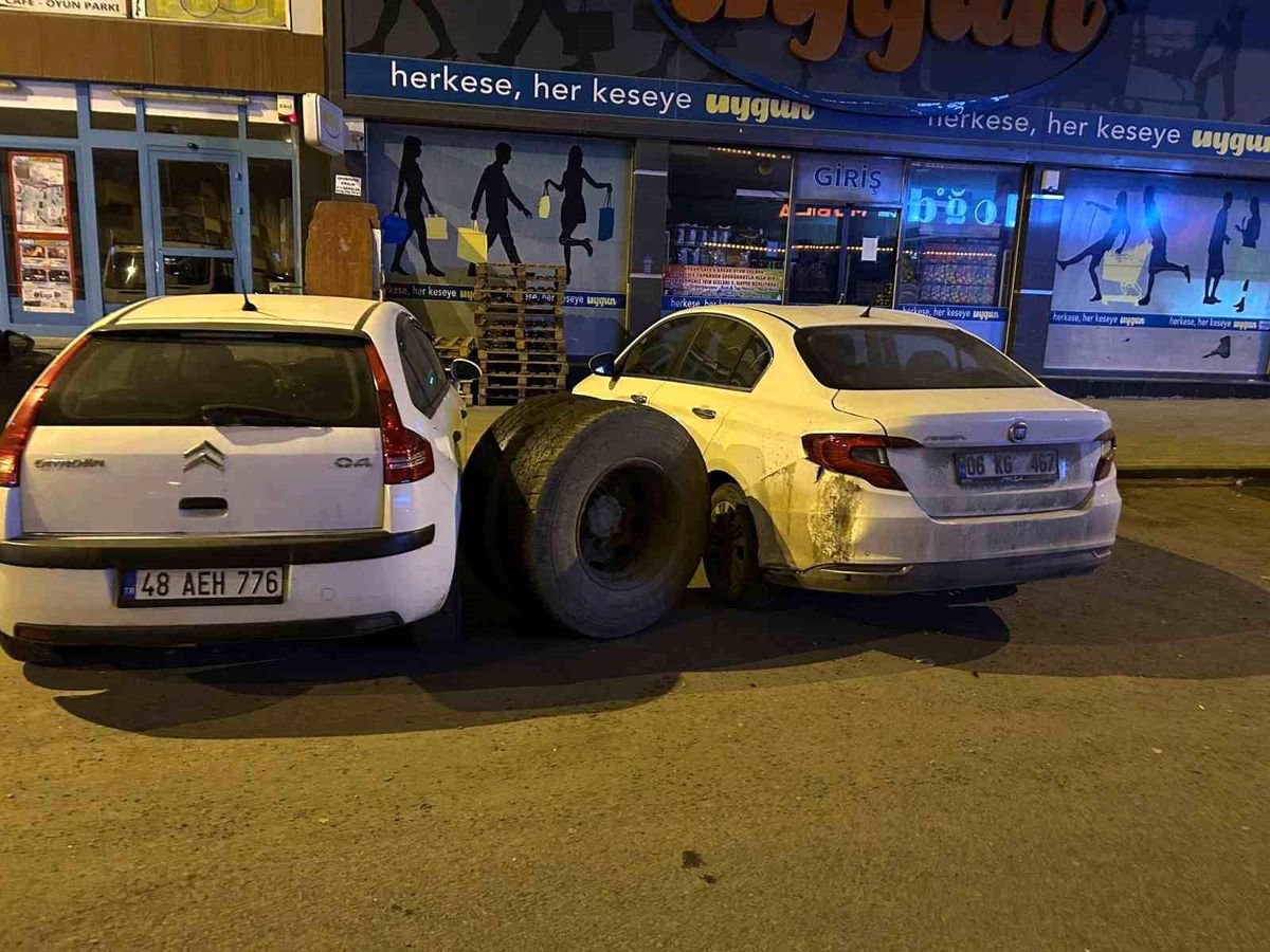 Kars\'ta seyir halindeki kamyonun tekeri koptu: Park halindeki araçlar zarar gördü
