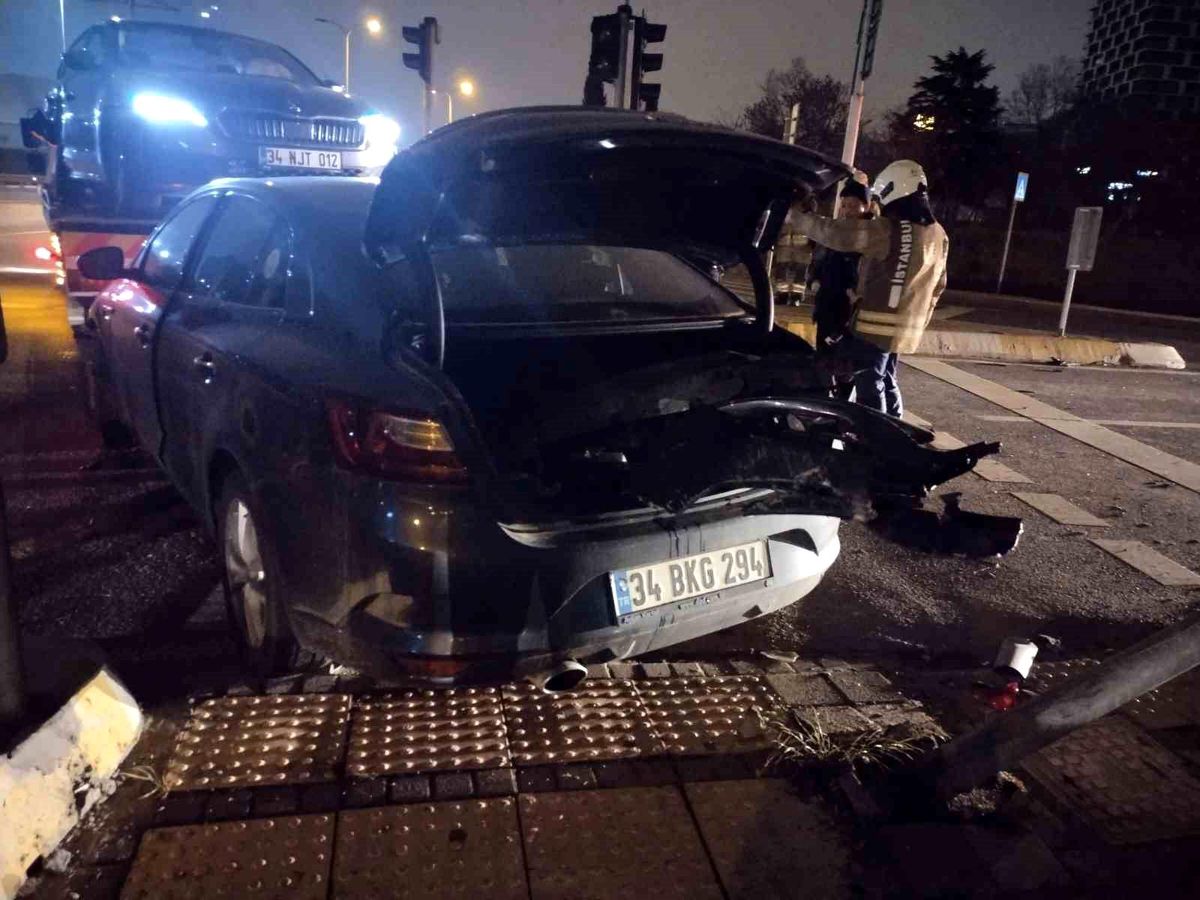 Kartal\'da Trafik Kazası: 2 Yaralı