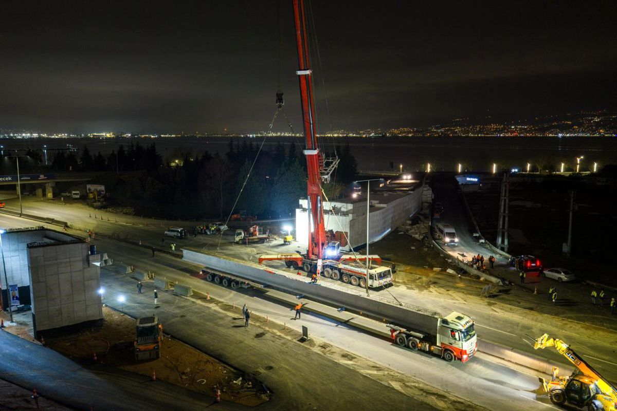 Kocaeli\'de 700 tonluk vinçle 9 saatlik gece operasyonu