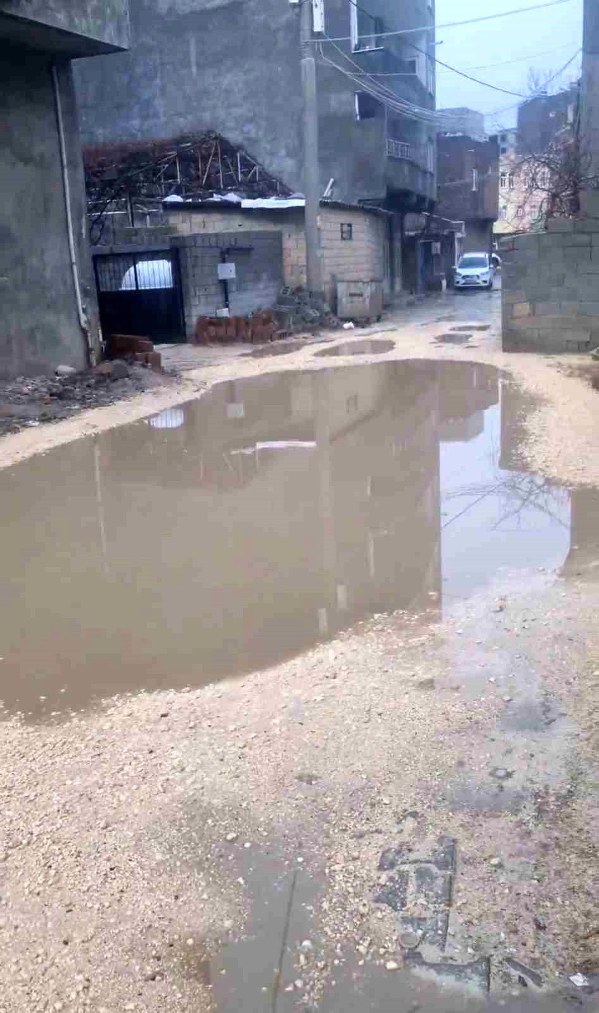 Mazıdağı\'nda Yağmur Sonrası Sokaklar Göle Döndü