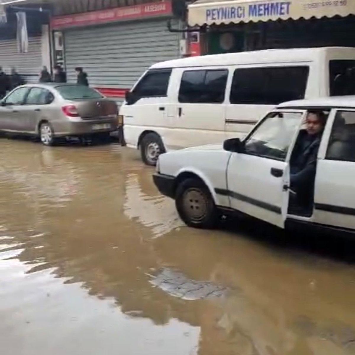Ödemiş\'te sağanak yağış hayatı olumsuz etkiledi