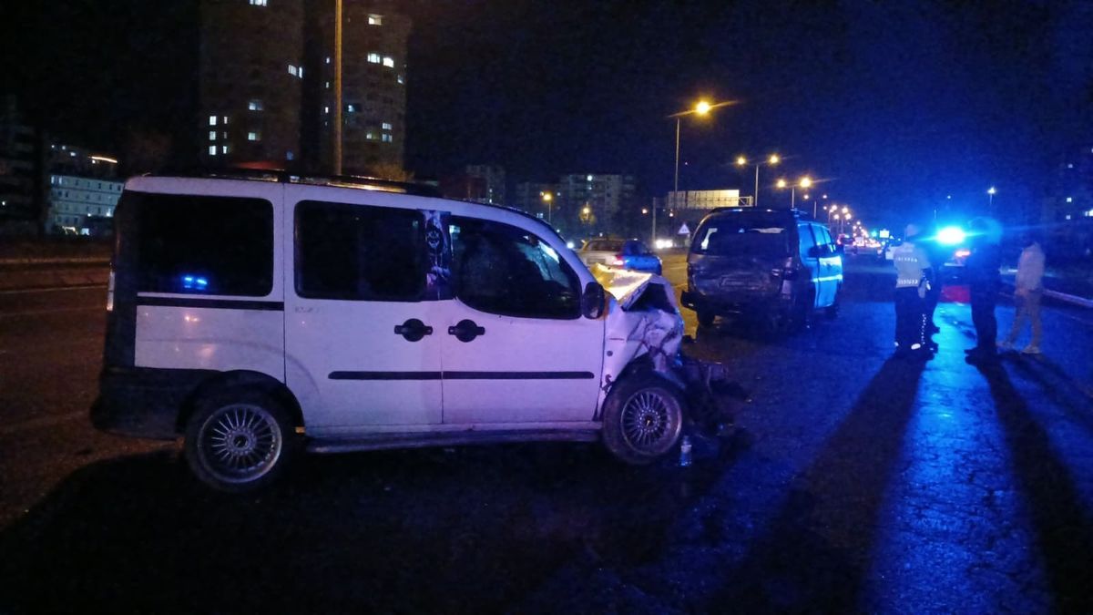 Kayseri\'de Minibüse Çarpan Araçta 6 Yaralı