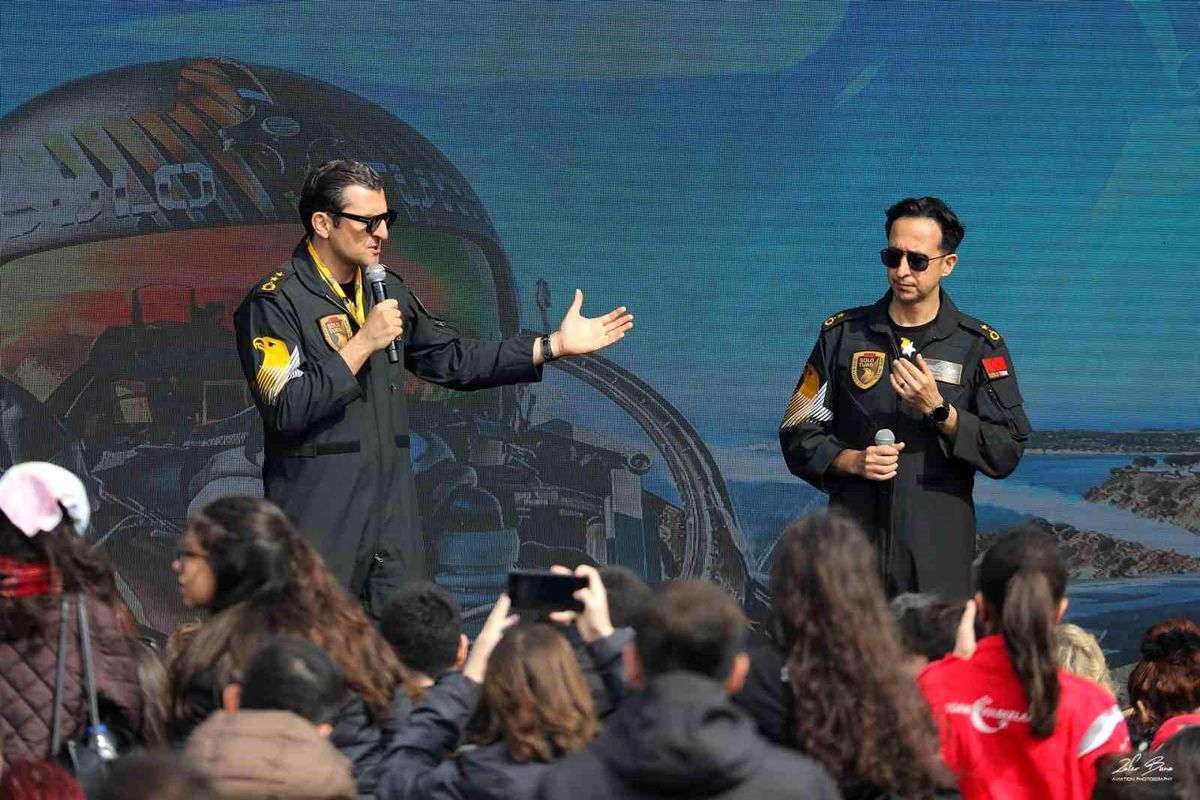 SOLOTÜRK İstanbul\'da Vatandaşlarla Buluştu