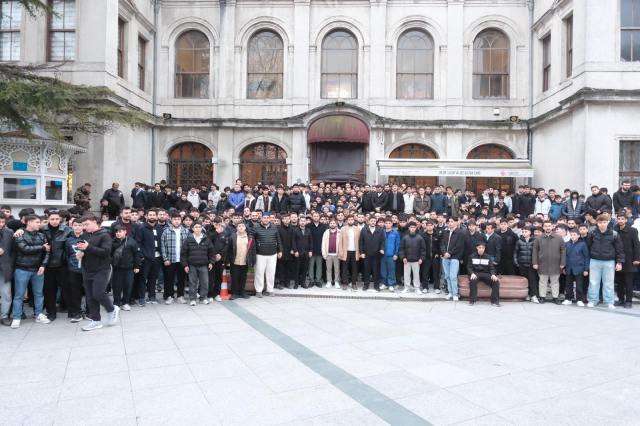 TÜGVA İstanbul’dan seher vakti buluşması: 1453 genç Dolmabahçe Camii’nde