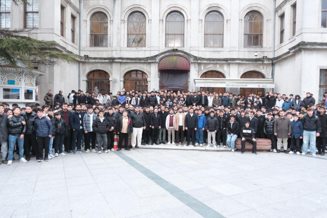 TÜGVA İstanbul’dan seher vakti buluşması: 1453 genç Dolmabahçe Camii’nde