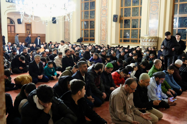 TÜGVA İstanbul’dan seher vakti buluşması: 1453 genç Dolmabahçe Camii’nde