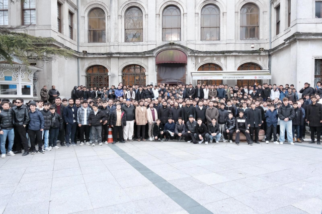 TÜGVA İstanbul’dan seher vakti buluşması: 1453 genç Dolmabahçe Camii’nde