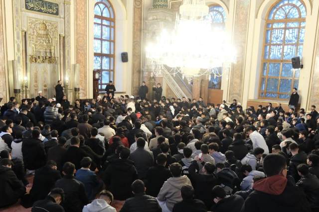 TÜGVA İstanbul’dan seher vakti buluşması: 1453 genç Dolmabahçe Camii’nde