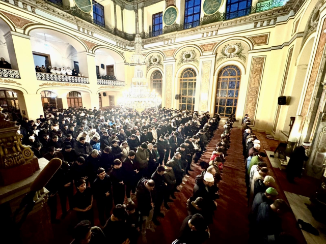 TÜGVA İstanbul’dan seher vakti buluşması: 1453 genç Dolmabahçe Camii’nde