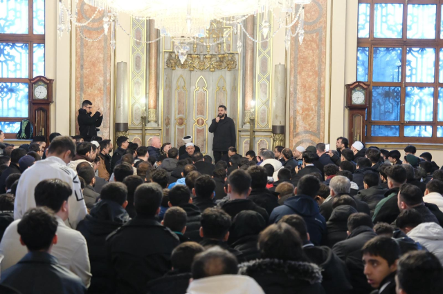 TÜGVA İstanbul’dan seher vakti buluşması: 1453 genç Dolmabahçe Camii’nde