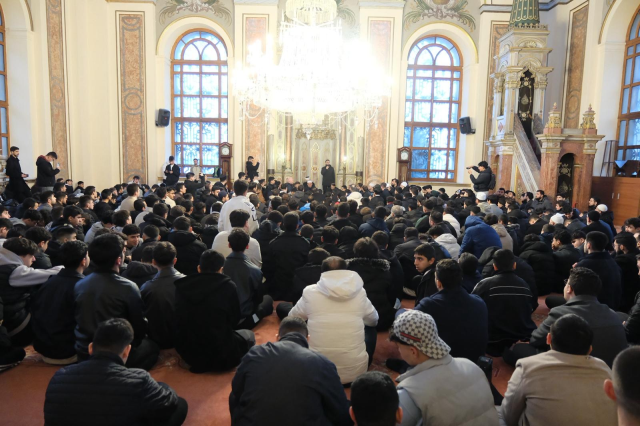 TÜGVA İstanbul’dan seher vakti buluşması: 1453 genç Dolmabahçe Camii’nde