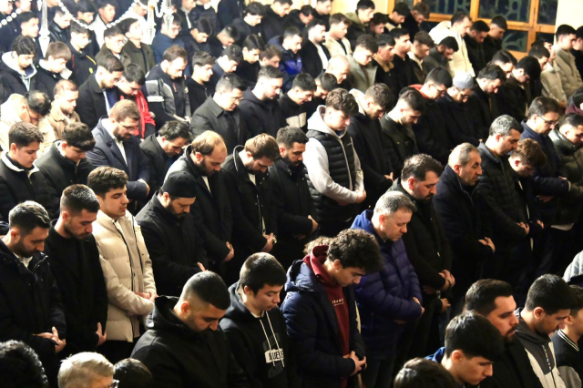 TÜGVA İstanbul’dan seher vakti buluşması: 1453 genç Dolmabahçe Camii’nde