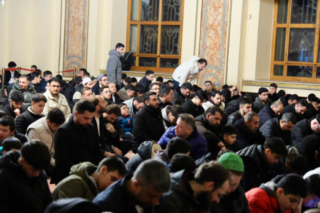 TÜGVA İstanbul’dan seher vakti buluşması: 1453 genç Dolmabahçe Camii’nde