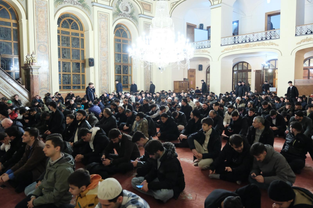 TÜGVA İstanbul’dan seher vakti buluşması: 1453 genç Dolmabahçe Camii’nde