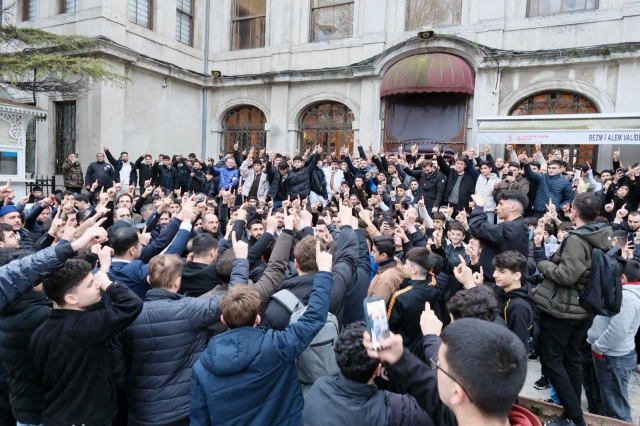 TÜGVA İstanbul’dan seher vakti buluşması: 1453 genç Dolmabahçe Camii’nde