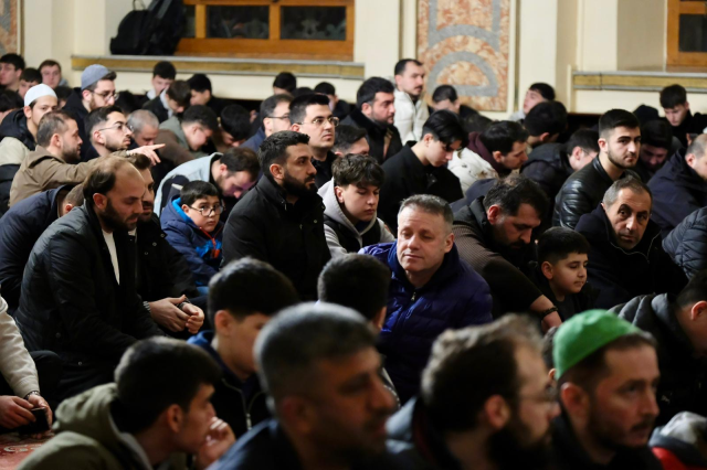 TÜGVA İstanbul’dan seher vakti buluşması: 1453 genç Dolmabahçe Camii’nde