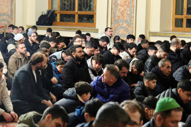 TÜGVA İstanbul’dan seher vakti buluşması: 1453 genç Dolmabahçe Camii’nde