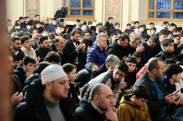 TÜGVA İstanbul’dan seher vakti buluşması: 1453 genç Dolmabahçe Camii’nde