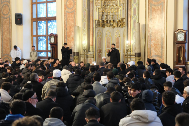 TÜGVA İstanbul’dan seher vakti buluşması: 1453 genç Dolmabahçe Camii’nde