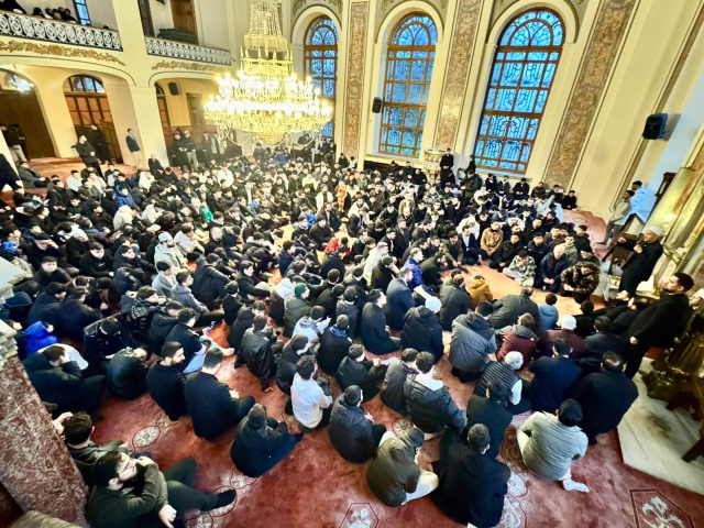 TÜGVA İstanbul’dan seher vakti buluşması: 1453 genç Dolmabahçe Camii’nde