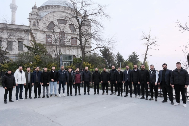 TÜGVA İstanbul’dan seher vakti buluşması: 1453 genç Dolmabahçe Camii’nde