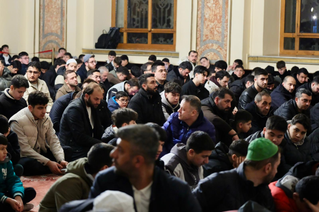 TÜGVA İstanbul’dan seher vakti buluşması: 1453 genç Dolmabahçe Camii’nde