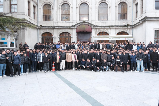 TÜGVA İstanbul’dan seher vakti buluşması: 1453 genç Dolmabahçe Camii’nde