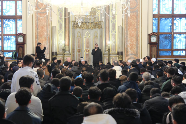 TÜGVA İstanbul’dan seher vakti buluşması: 1453 genç Dolmabahçe Camii’nde