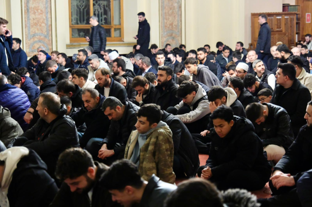 TÜGVA İstanbul’dan seher vakti buluşması: 1453 genç Dolmabahçe Camii’nde