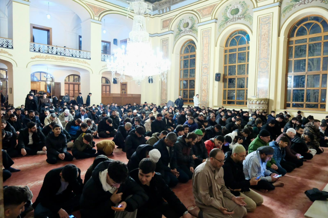 TÜGVA İstanbul’dan seher vakti buluşması: 1453 genç Dolmabahçe Camii’nde