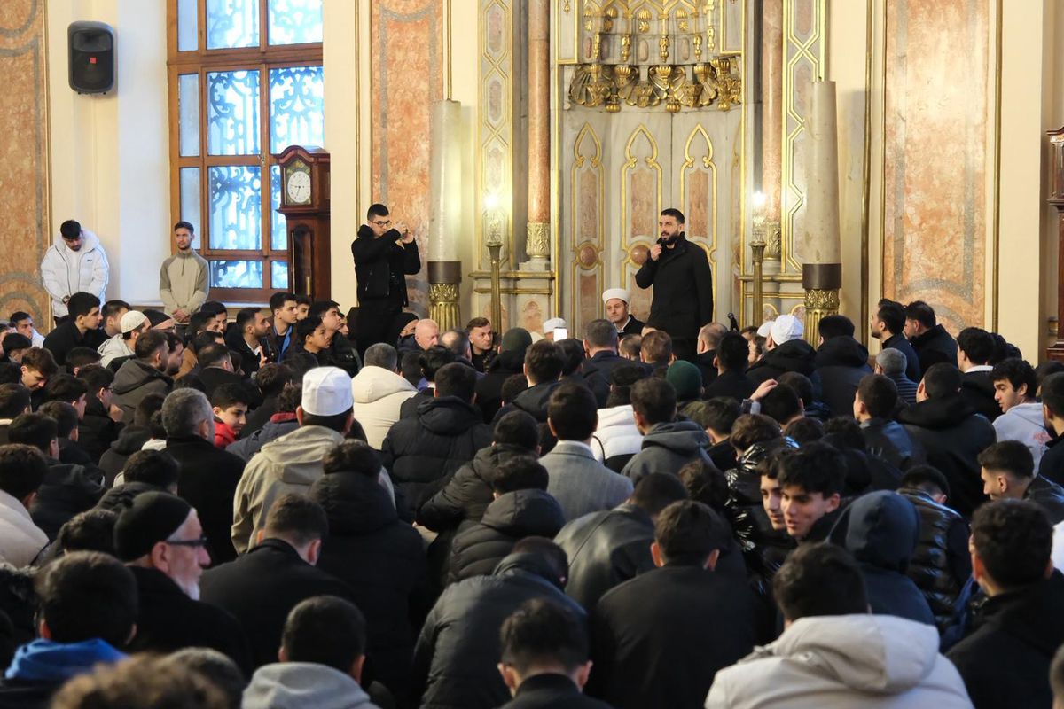 TÜGVA İstanbul’dan seher vakti buluşması: 1453 genç Dolmabahçe Camii’nde