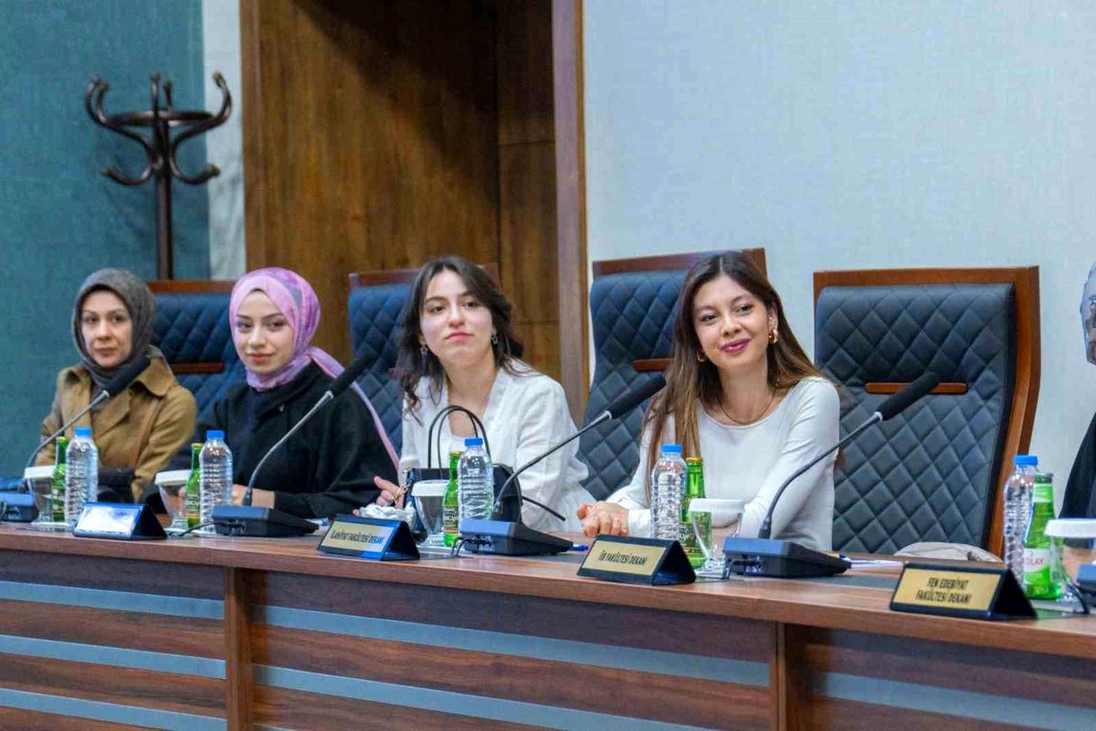 Rektör Levent Öğrencilerle Toplandı