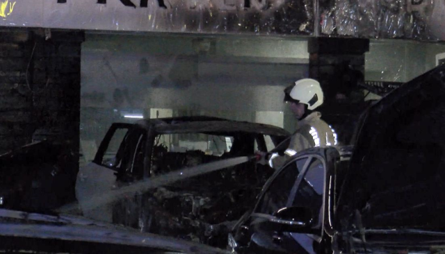15 araç bir gecede kül oldu: Tek şüphe üzerinde duruluyor
