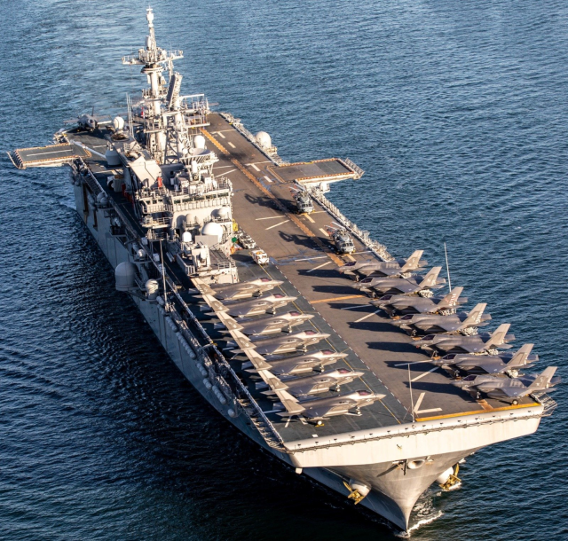 ABD'nin 5 bin kişilik hücum gemisi hedef alındı! Geri çekildiler