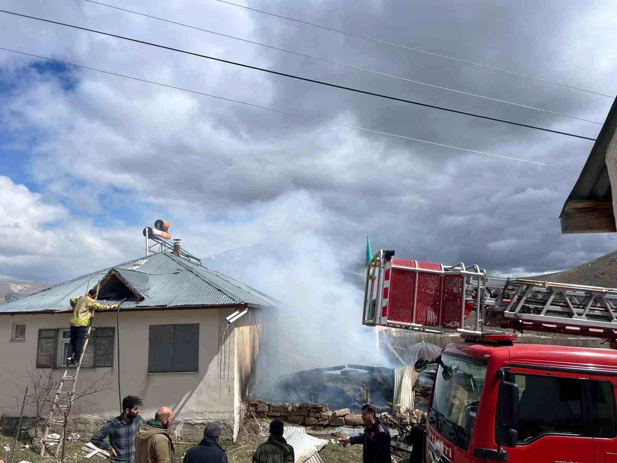 Bayburt\'ta Ahır Yangını Kontrol Altına Alındı