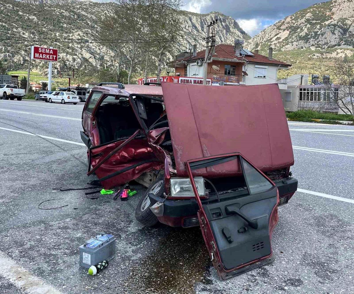 Akseki\'de iki otomobil çarpıştı: 3 yaralı