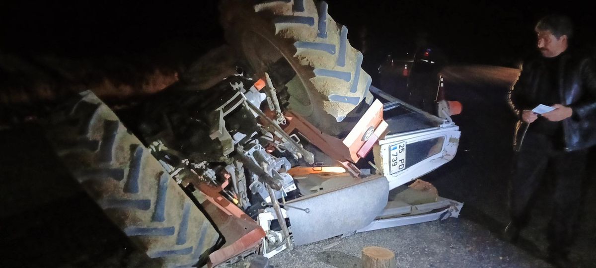 Ambulans Traktöre Çarptı: 4 Yaralı