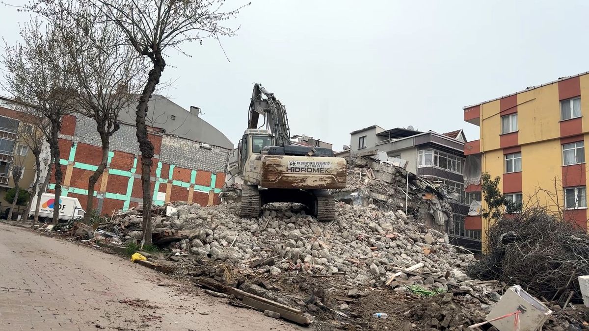 Avcılar\'da Bina Tek Darbeyle Yıkıldı