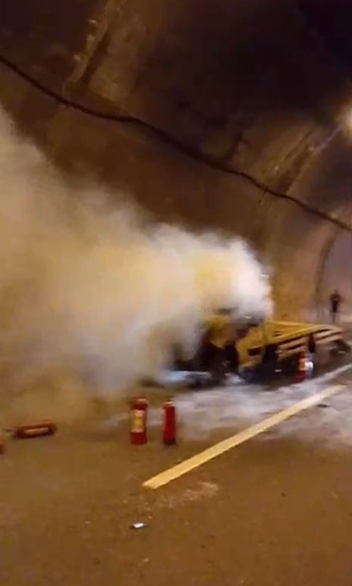 Bolu Dağı Tüneli\'nde Oto Kurtarıcı Yangını