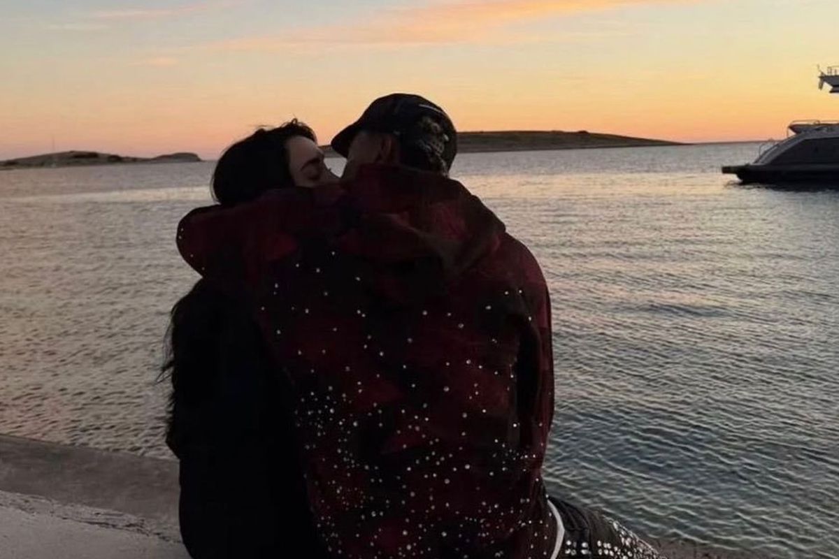 Yıldız futbolcu kendisinden 17 yaş büyük kadınla aşk yaşıyor 