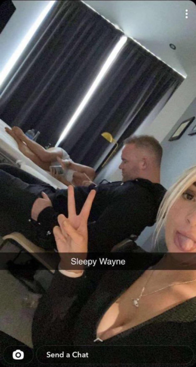 Efsane futbolcu 2 kadınla aynı odada görüntülendi