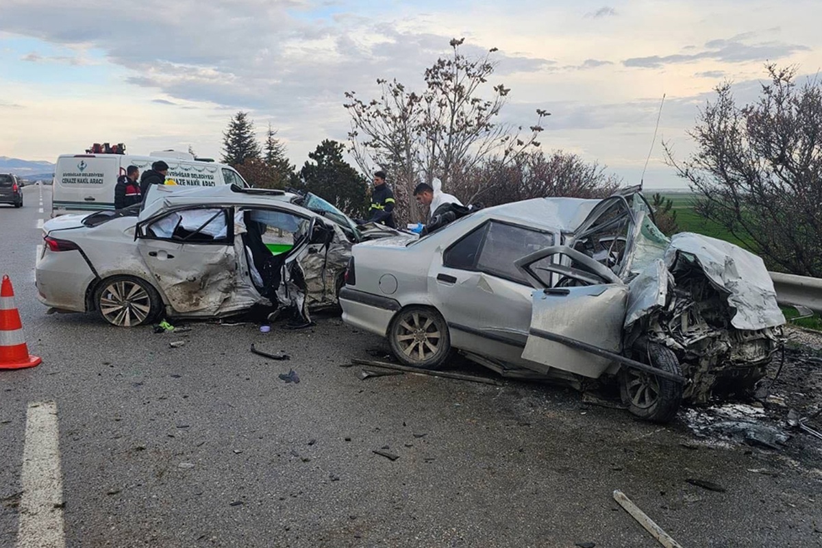 Araç karşı şeride geçti! Katliam gibi kazada 4 kişi feci şekilde can verdi