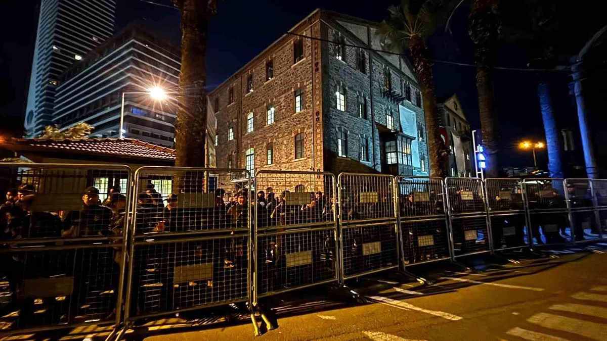 İzmir\'de tartışmalı \'Meslek Fabrikası\' demir bariyerle çevrildi